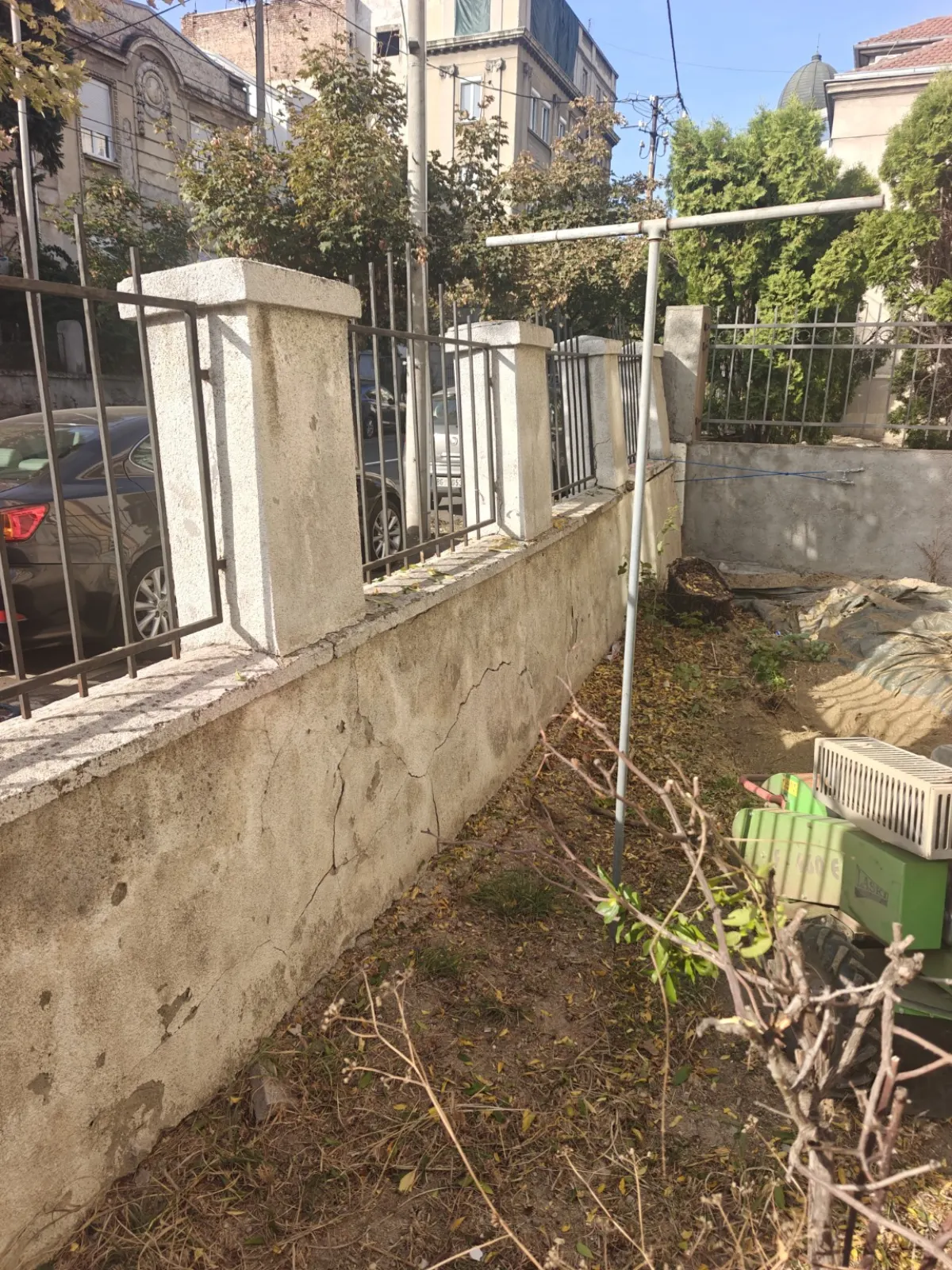 Širi prikaz zida i panja pre uklanjanja