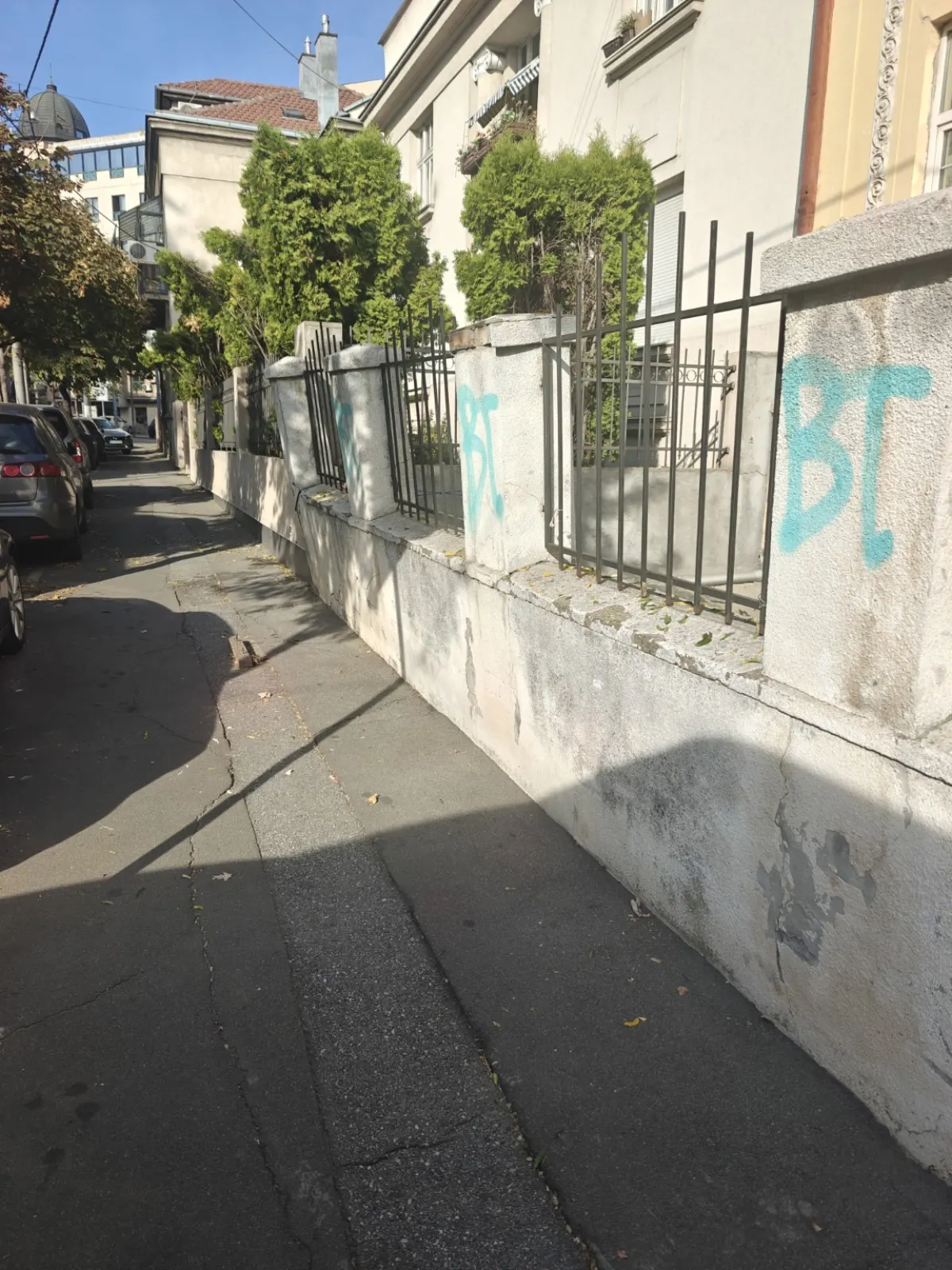 Postojeće pukotine na zidu pored zone panja