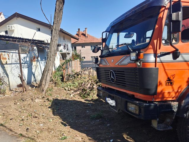 Kamion za utovar i odvoz materijala sa placa
