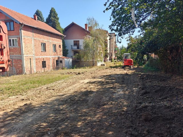 Ravnanje terena mini-bagerom nakon čišćenja placa