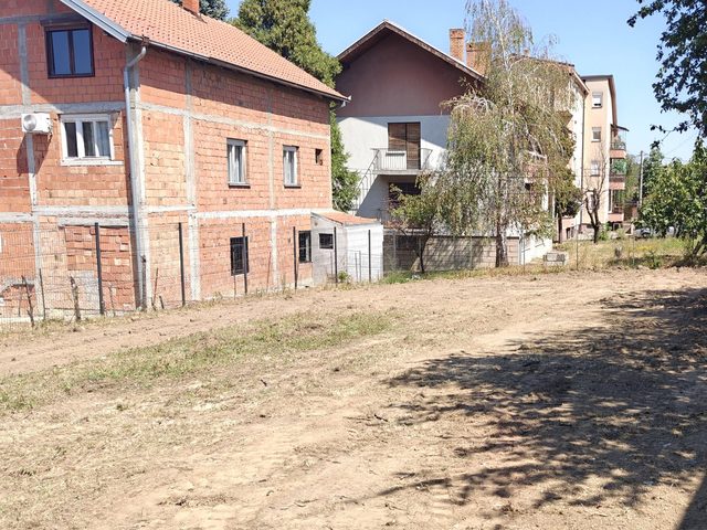Očišćen i poravnat plac nakon krčenja i odvoza